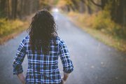 Una chica andando por la carretera.