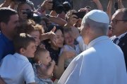 El Papa León bendice a una familia durante su llegada a Castel Gandolfo.