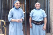 Dos de las religiosas, trabajando en el nuevo monasterio.