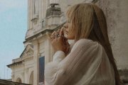 Albina, la cantante croata, conocida por La Voz y Eurovisión, rezando en Fátima en 2025
