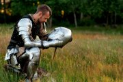Un caballero quitándose el yelmo.