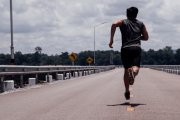 Un hombre corriendo.