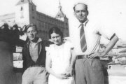 Roy Campbell (1901-1957), a la derecha de la foto, junto a su esposa Mary Garman (1924-1957) y el escritor Laurie Lee (1914-1997), ante el Alcázar de Toledo, en 1935.