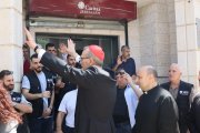 El cardenal Pizzaballa y el padre Romanelli, párroco de Gaza, en el hospital de Cáritas en Gaza el 19 de julio