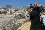 El padre Romanelli, de espaldas, muestra la devastación en Gaza al cardenal Pizzaballa, hace una semana