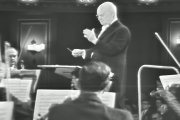 Paul Hindemith dirige a la Orquesta Sinfónica de Chicago en un concierto del 7 de abril de 1963.