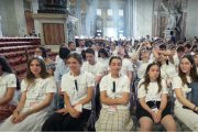 Unos jóvenes valencianos en la Basílica de San Pedro de Roma, en misa con sus obispos en el Jubileo 2025