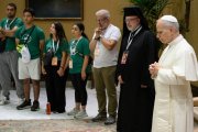 León XIV reza por Pascale Rafic junto a sus compañeros de peregrinación al Jubileo.