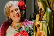 La cantautora panameña con flores a la Virgen de Guadalupe; ha ganado un Catholic Music Award con una canción mariana
