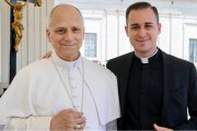 Miguel Tovar, 24 años, un mes de sacerdocio, diócesis de Cartagena, con el Papa León XIV, que le dio consejos