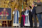Momento de la presentación de la pintura de León XIV de Alejandro Cortés Nava, que permanecerá en la catedral de México.