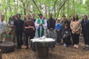 Un grupo de estudiantes y otras personas de la Iglesia del Santo Nombre celebraron una misa en la naturaleza en Wardley Hall en Salford.