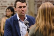 Charlie Kirk, durante uno de sus icónicos debates ante decenas de wokeistas: nadie podía vencerle.