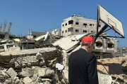 El cardenal Pizzaballa contempla la devastación en Gaza, cerca de la parroquia católica, en julio de 2025