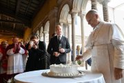El Papa León cumple 70 años, es su primer cumpleaños siendo Pontífice, le acompaña la Curia e invitados