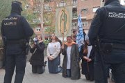 Día de los Santos Inocentes de 2023 en la clínica Dator, con mucha policía vigilando a unas chicas rezando en la calle
