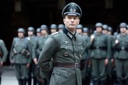 Thomas Kretschmann interpreta a un oficial nazi pasando revista en la película Valkyrie de 2008