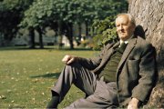 JRR Tolkien en 1960, ya tras el éxito de El Señor de los Anillos, en una foto coloreada