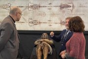 Presentación en Teruel en 2024 de la exposición El Hombre de la Sábana Santa, con una réplica moderna de la Síndone de Turín