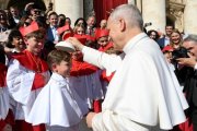 León XIV impuso su solideo a un niño vestido como él.