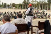 El cardenal Chomali, ataviado con la chaqueta motera y dirigiéndose a 500 motociclistas en la II edición de la iniciativa "Bendice tu moto".