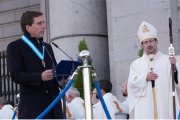 José Luis Martínez-Almeida, alcalde de Madrid, renueva el voto de la villa a la Virgen de la Almudena; cerca, el cardenal Cobo