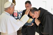El Papa recordó la matriz cristiana de la idea de fraternidad universal. En la imagen, León XIV bendice a un religioso durante la audiencia.