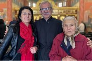 Petro, periodista ucraniano de 59 años, ahora seminarista grecocatólico, con su esposa Natalia y su madre