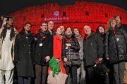 La familia de Asia Bibi y delegados de Ayuda a la Iglesia Necesitada con el Coliseo iluminado de rojo en la RedWeek de 2018 en Roma