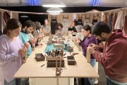 En el taller de marroquinería, los participantes pudieron coser con sus propias manos llaveros de piel durante cerca de una hora.