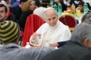 León XIV compartió mesa y mantel con mil trescientas personas pobres y sin techo de los alrededores del Vaticano.