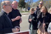 El obispo Barry Knestout, de Richmond, Virginia, con un párroco de la la ciudad de Bristol y familias católicas, rezan en 2023 ante un abortorio