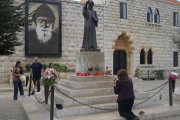 Tumba de San Charbel en el monasterio de Annaya, donde será venerado por el Papa León XIV durante su visita al Líbano.