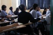 Jóvenes musulmanes, chicos y chicas, en una escuela católica libanesa