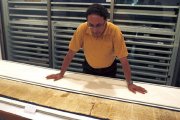 Roitman, gran experto en los manuscritos del Mar Muerto, examina uno de los rollos que se exhiben en Jerusalén