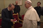 El actor Roberto Begnini recibe un regalo de León XIV, que entre sus 4 películas preferidas tiene una del italiano
