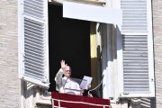 León XIV, en la ventana del Palacio apostólico, habla del Adviento y de los signos de su viaje a Líbano a Turquía
