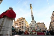León XIV reza ante la Virgen Inmaculada de la plaza de España.
