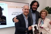 José María Zavala, flanqueado por Moisés Rodríguez y Julia Navarro en la presentación en Madrid de 'El profeta', el pasado 17 de noviembre.