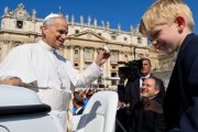 El Papa León XIV en una de las audiencias de los miércoles en la plaza de San Pedro del Vaticano, con un niño y unos cámaras