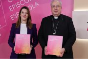Ester Martín, de la Oficina de Transparencia, y García Magán, portavoz de Conferencia Episcopal, muestran la Memoria 2024 de la Iglesia Católica en España