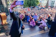 José Antonio Kast, en el cierre de uno de sus últimos mítines de campaña. En el centro de la imagen, agachada con traje de color lila, su esposa Pía.