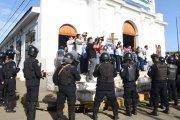 Policías y bandas de matones sandinistas rodean una iglesia en Nicaragua: en estas condiciones se vive la fe bajo el régimen comunista de Daniel Ortega y Rosario Murillo.