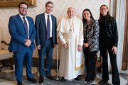 El Papa Francisco recibe a la redacción de "Mundo Cristiano" el 5 de enero de 2024. De izquierda a derecha, con el Papa, Nicolás Sangrador, José Mª Navalpotro, Paula Martín y Paloma Alonso.