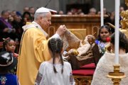 León XIV en Nochebuena con la imagen del Niño Jesús y niños del mundo que le llevaron flores