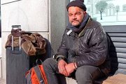 Francisco Jesús, en las calles de Madrid junto a sus escasas pertenencias.