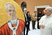 León XIV ante el clipeo o mosaico que le representará en San Pablo Extramuros junto a los de otros pontífices