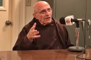 El padre Giovanni Aurilia, durante una entrevista de finales de 2025 para el canal diocesano de la diócesis de Wilmington (Delaware-Maryland, Estados Unidos).