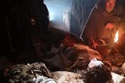 Un enterramiento prehistórico con un túnel de luz, escena de la miniserie Buscando la Luz, sobre experiencias cercanas a la muerte