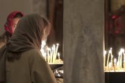 Mujeres cristianas ortodoxas rezan en la tumba de San Nicolás, en Bari, que es un templo católico